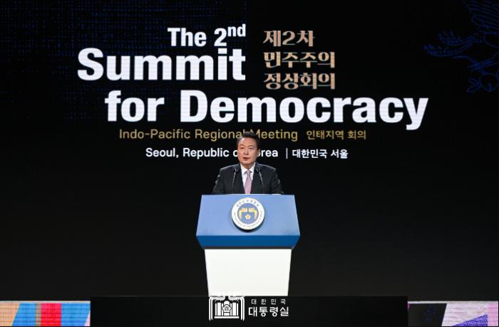 3월 30일 윤석열 대통령은 제2차 민주주의 정상회의 인태(印太)지역회의를 주재했다.